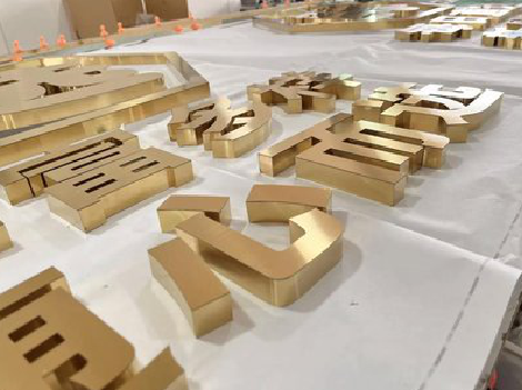 丘北拉丝不锈钢字的特点。