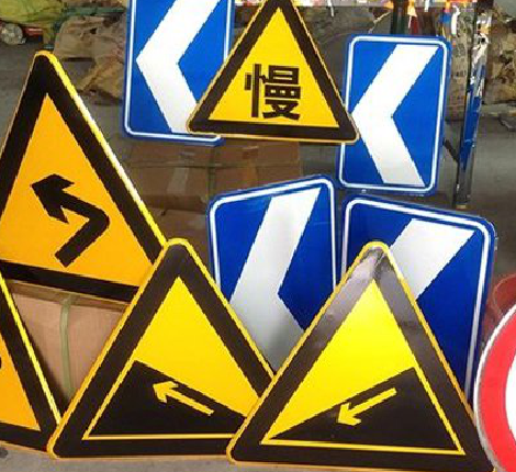 丘北标识标牌中颜色的确定是很重要的。